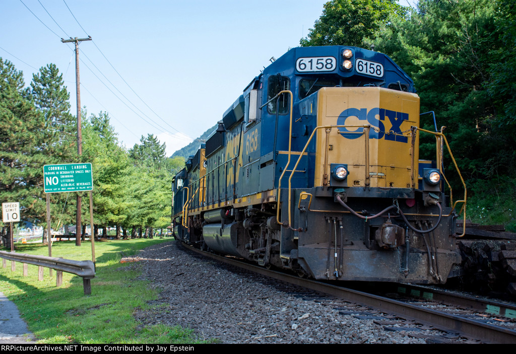 CSX 6158 leads L040 through Cornwall-on-Hudson 